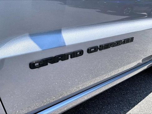Used 2020 Jeep Grand Cherokee Altitude AWD/4WD image 24