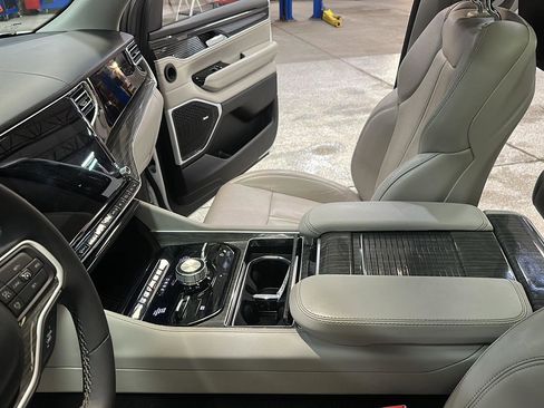 Certified 2022 Jeep Wagoneer Series III w/ Premium Group I AWD/4WD image 24