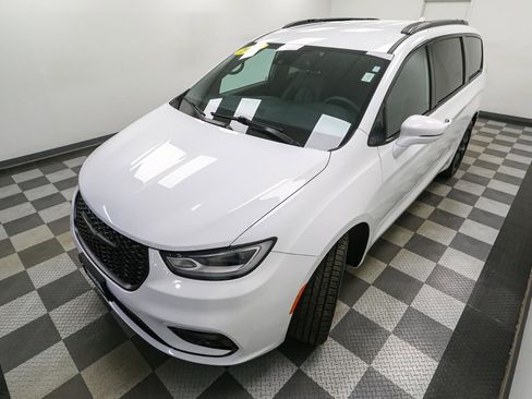 Used 2022 Chrysler Pacifica Touring-L w/ S Appearance Package image 6