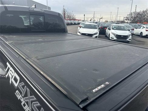 Used 2018 Toyota Tacoma TRD Sport image 14