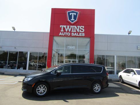 Used 2022 Chrysler Voyager LX image 1