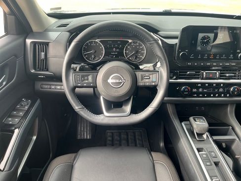 Used 2025 Nissan Pathfinder SL FWD image 14