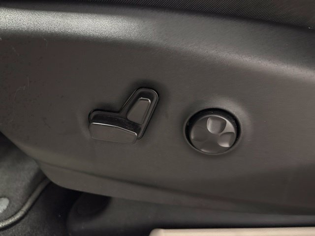 Used 2024 Chrysler Pacifica Limited FWD image 13