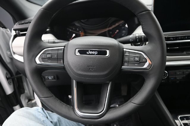 Used 2025 Jeep Compass Limited AWD/4WD image 19