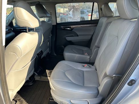 Used 2021 Toyota Highlander Limited image 14