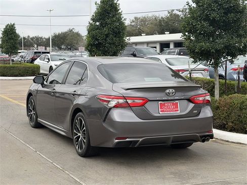 Used 2018 Toyota Camry SE w/ Convenience Package image 5