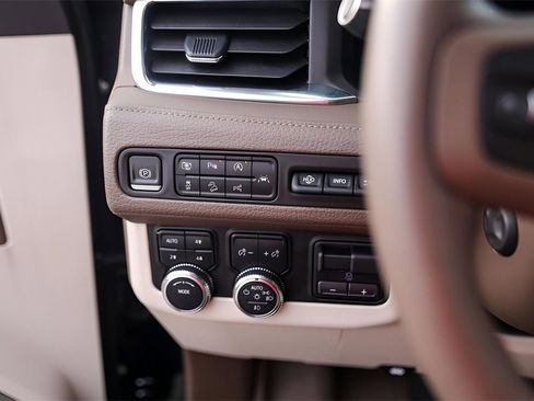 Used 2023 GMC Yukon Denali w/ Advanced Technology Package image 18