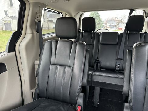 Used 2016 Chrysler Town & Country Touring w/ Driver Convenience Group image 26