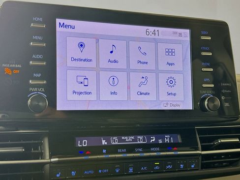 Used 2024 Toyota Sienna Limited image 17