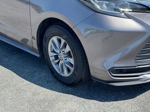 Used 2022 Toyota Sienna LE w/ LE Plus Package AWD/4WD image 7