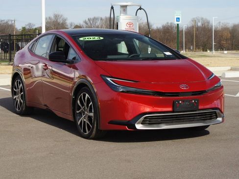 Used 2024 Toyota Prius Prime XSE Premium image 2