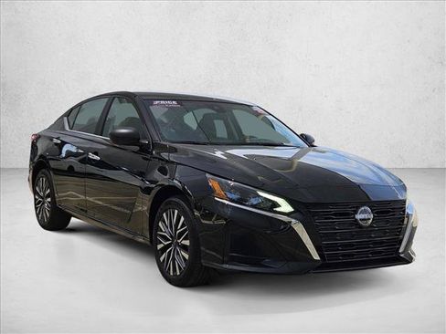 Used 2025 Nissan Altima 2.5 SV AWD/4WD image 3