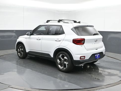 Used 2021 Hyundai Venue SEL w/ Cargo Package image 4