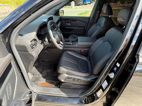 Used 2025 Honda Pilot TrailSport image 12