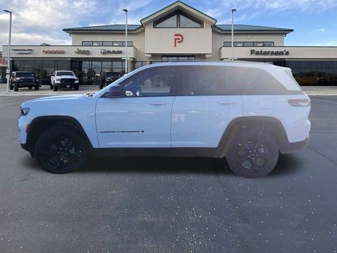 New 2025 Jeep Grand Cherokee Altitude image 17