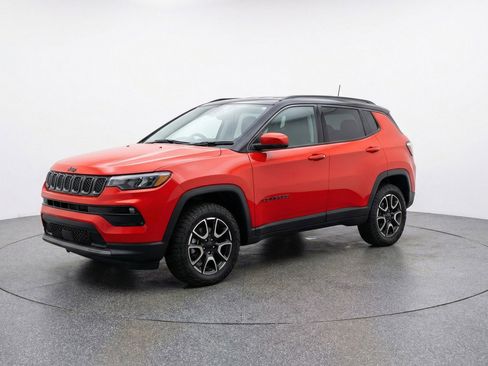 Used 2025 Jeep Compass Trailhawk image 3