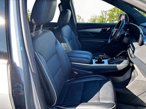 Used 2025 Buick Enclave Preferred image 7