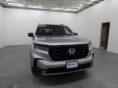 Certified 2025 Honda Pilot TrailSport image 3