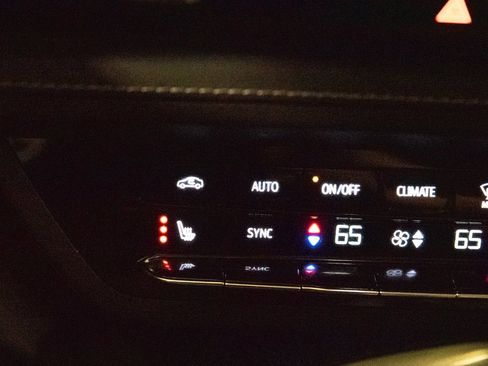 Used 2023 Buick Envision Preferred image 21