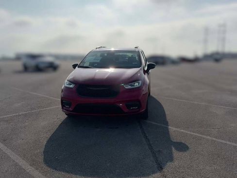 New 2026 Chrysler Pacifica Select w/ S Appearance Package image 2