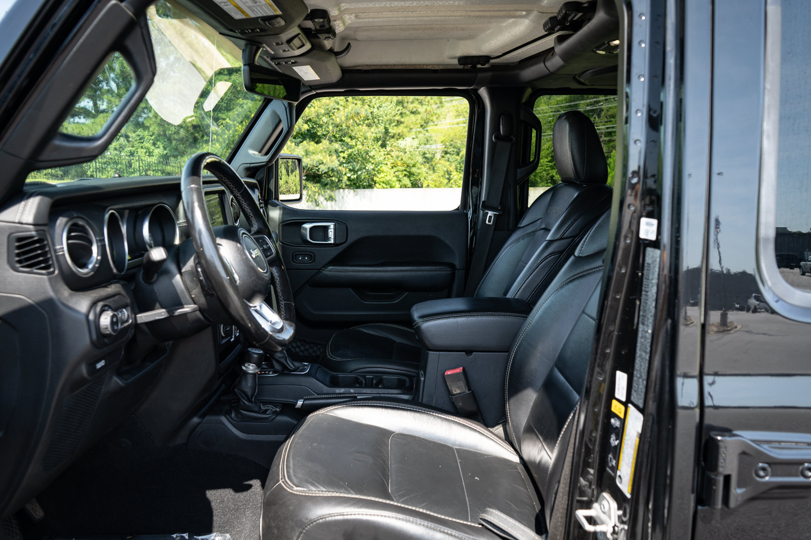 Used 2020 Jeep Gladiator Overland AWD/4WD image 14