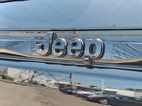 Used 2022 Jeep Grand Cherokee Altitude AWD/4WD image 25