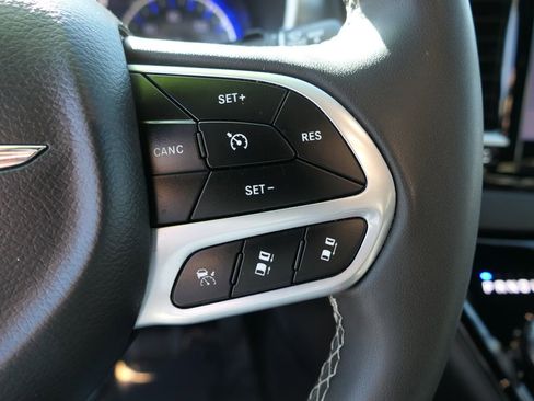 Used 2025 Chrysler Pacifica Select image 13