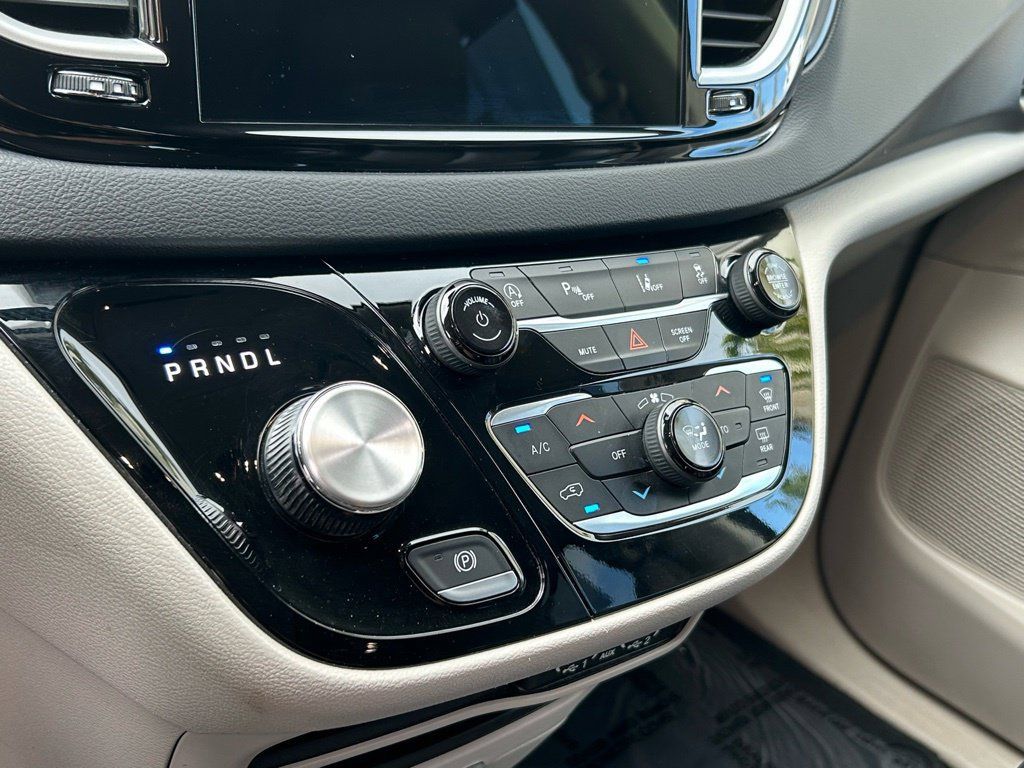 Used 2023 Chrysler Pacifica Touring-L FWD image 19
