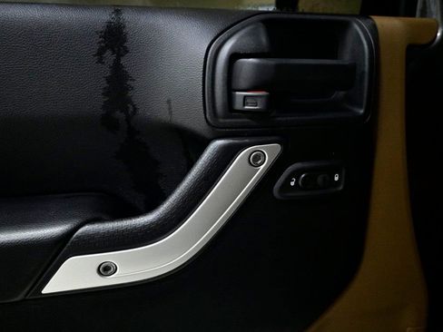 Used 2017 Jeep Wrangler Unlimited Rubicon w/ Dual Top Group image 17