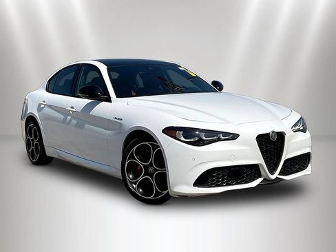 Used 2024 Alfa Romeo Giulia Veloce AWD/4WD image 3