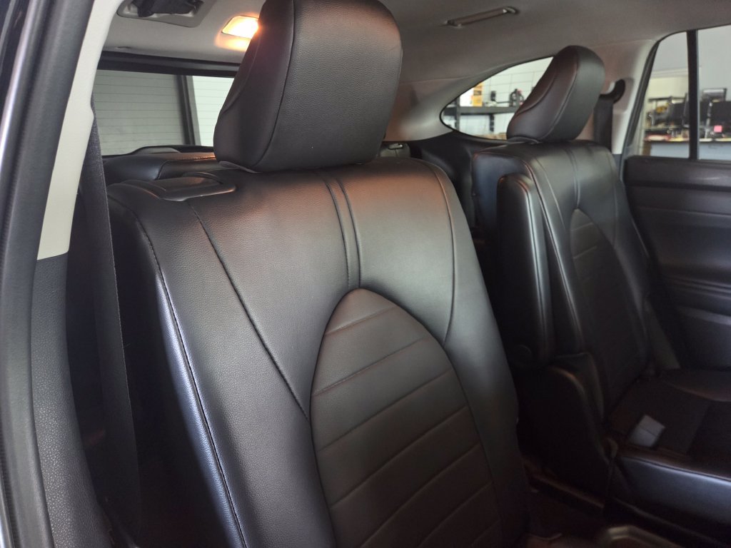 Used 2021 Toyota Highlander XLE AWD/4WD image 19