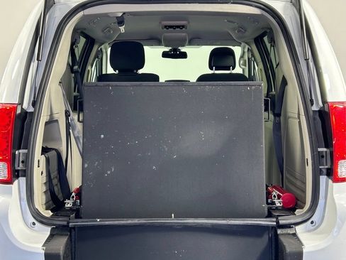 Used 2019 Dodge Grand Caravan SE FWD image 14