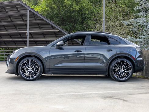 Certified 2025 Porsche Macan Electric image 2