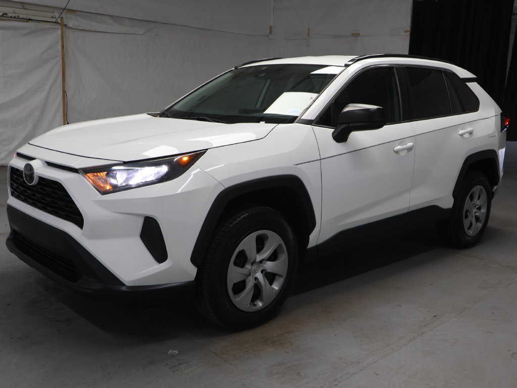 Used 2020 Toyota RAV4 LE FWD image 3