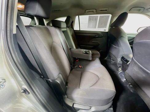 Used 2021 Toyota Highlander LE AWD/4WD image 26