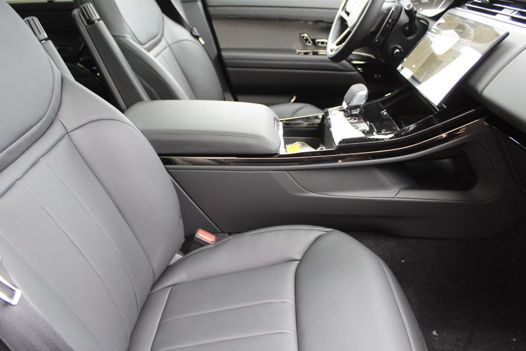 New 2026 Land Rover Range Rover Sport Dynamic SE AWD/4WD image 17