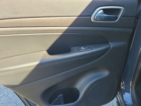 Used 2018 Jeep Grand Cherokee Altitude AWD/4WD image 13