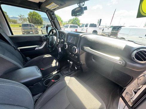 Used 2015 Jeep Wrangler Unlimited Rubicon w/ Connectivity Group AWD/4WD image 21