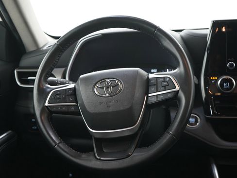 Used 2023 Toyota Highlander XLE AWD/4WD image 18