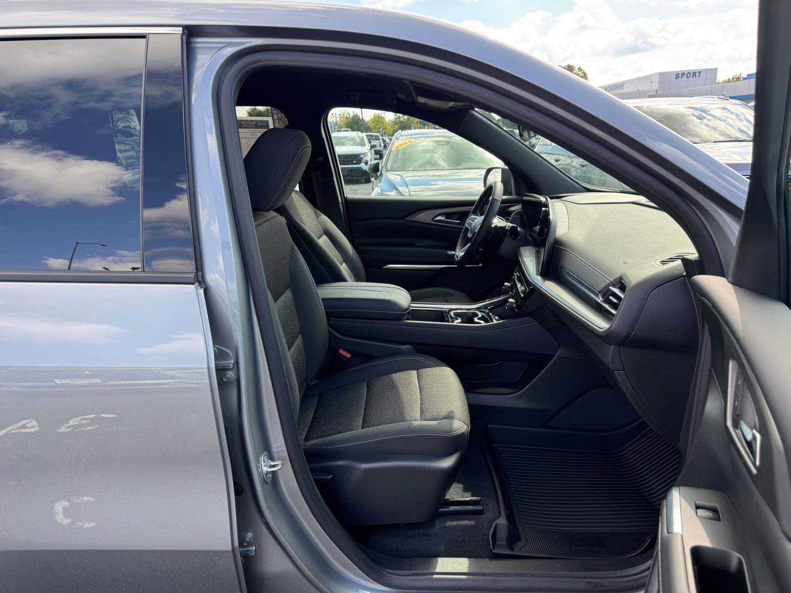 Used 2025 Chevrolet Traverse LT w/ Driver Confidence Package FWD image 15