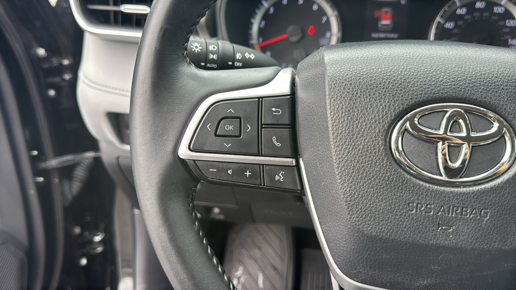 Used 2022 Toyota Highlander LE AWD/4WD image 19