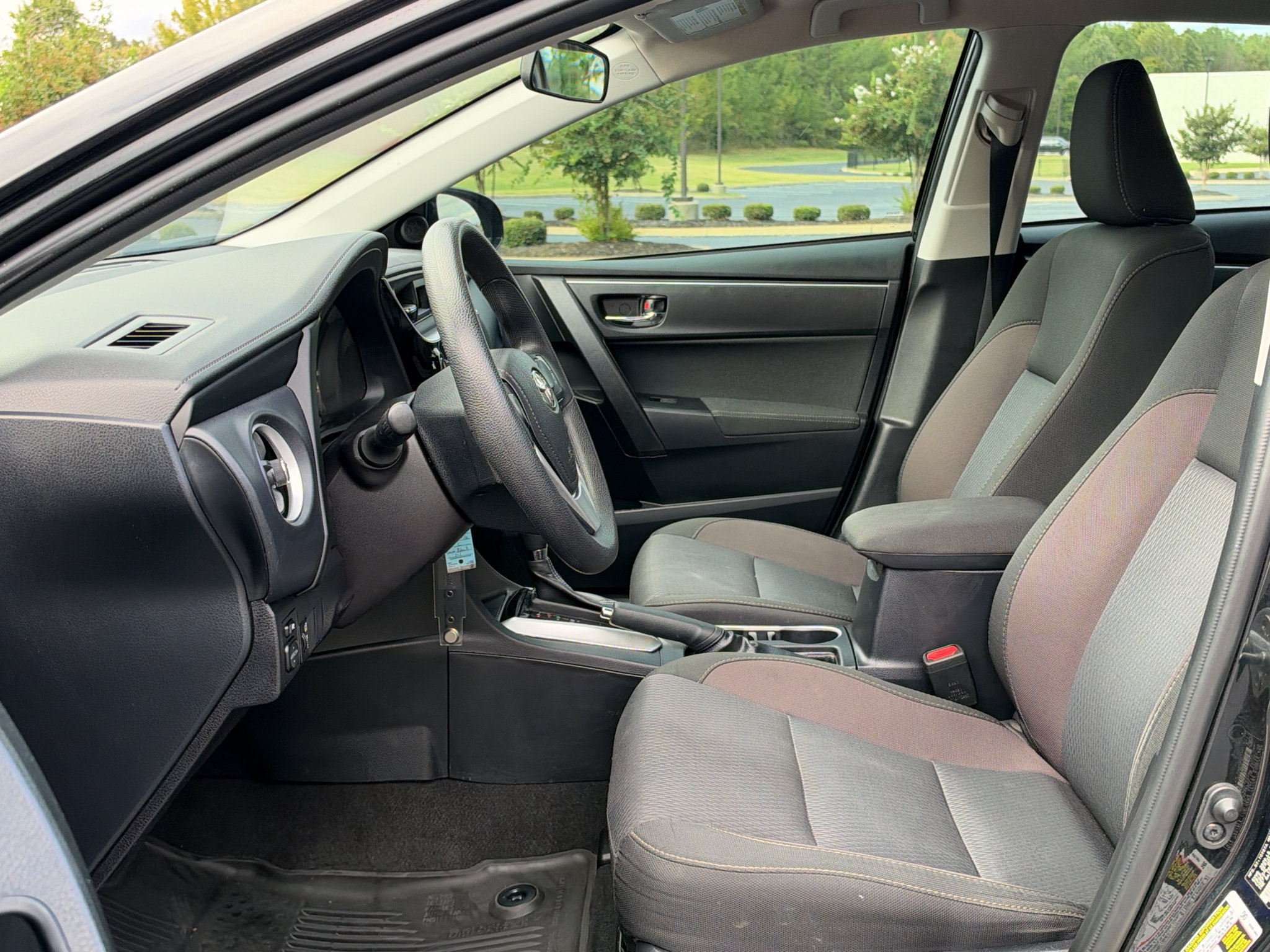 Used 2017 Toyota Corolla LE FWD image 11
