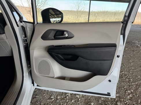 Used 2023 Chrysler Pacifica Touring-L image 37