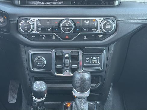Used 2025 Jeep Wrangler Unlimited Sahara AWD/4WD image 19