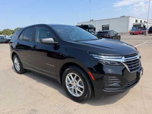Used 2023 Chevrolet Equinox LS w/ LS Convenience Package FWD image 2