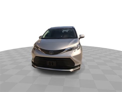 Used 2021 Toyota Sienna LE image 5