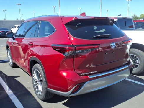 Used 2021 Toyota Highlander Platinum FWD image 4