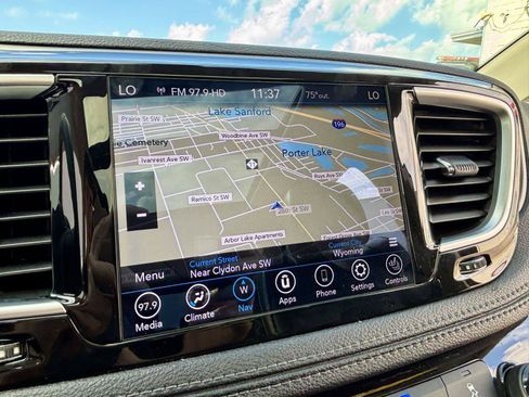 Used 2018 Chrysler Pacifica Limited FWD image 4