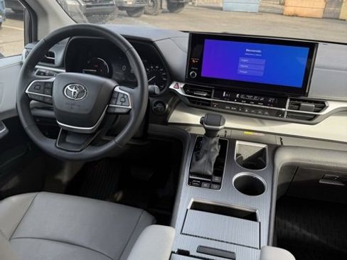 Used 2025 Toyota Sienna XLE image 26
