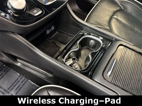 Used 2025 Chrysler Pacifica Limited image 23